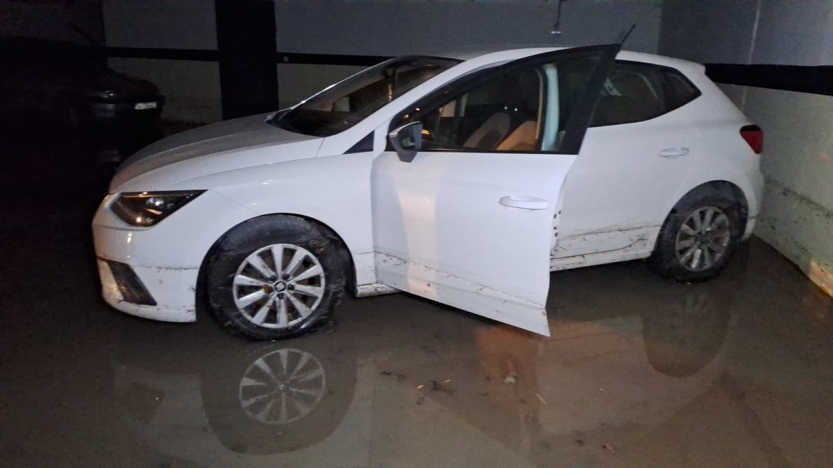 Küçükçekmece’de Şiddetli Yağış Felakete Yol Açtı: 7 Araç Zarar Gördü