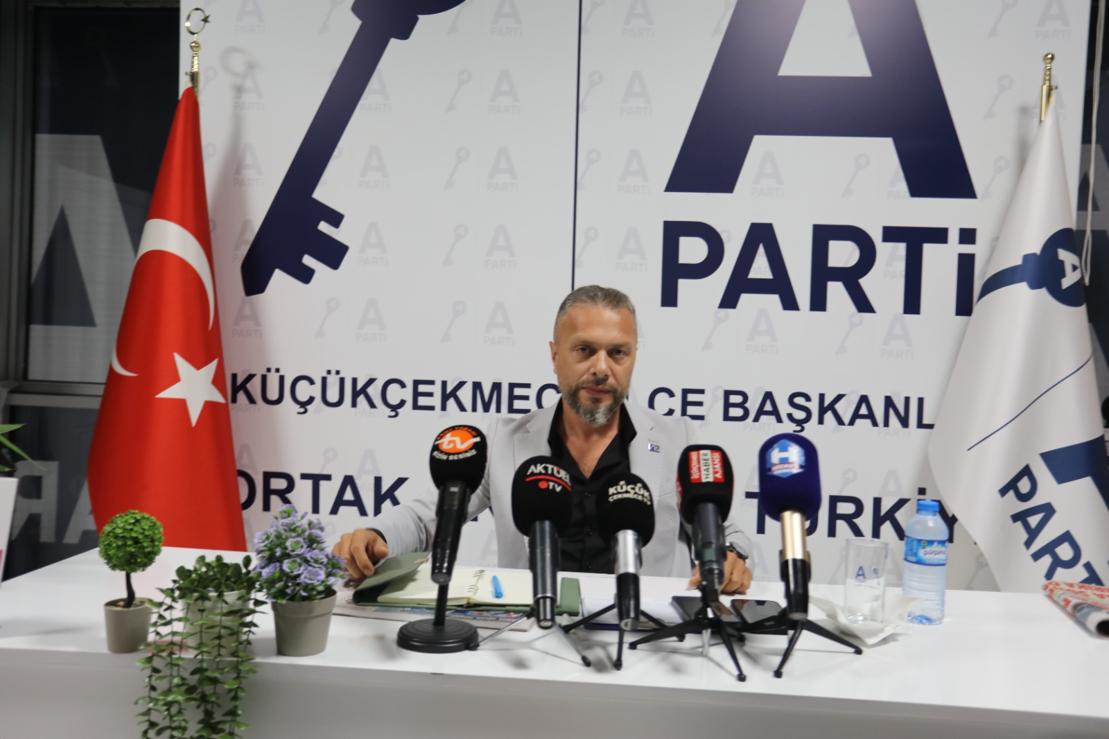 Anahtar Parti Küçükçekmece İlçe Başkanlığı, yerel basın mensuplarına özel bir kahvaltı programı