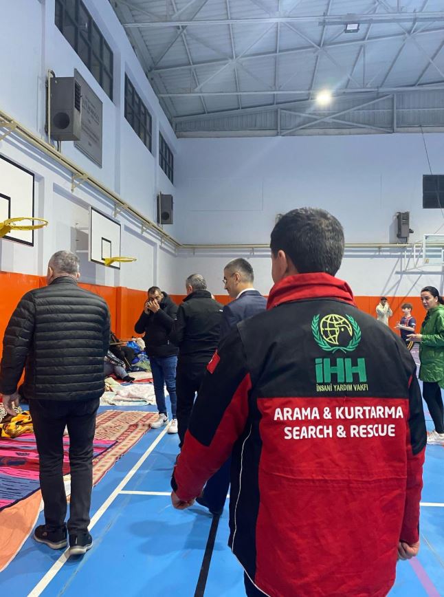 Deprem Sonrası Dayanışma Örneği: Küçükçekmece’de Vatandaşların Yardımına Koşuldu