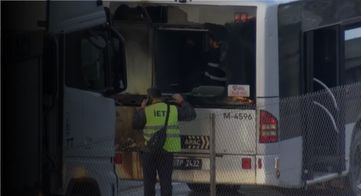 Florya metrobüs durağında panik: Metrobüsün motoru alev aldı.