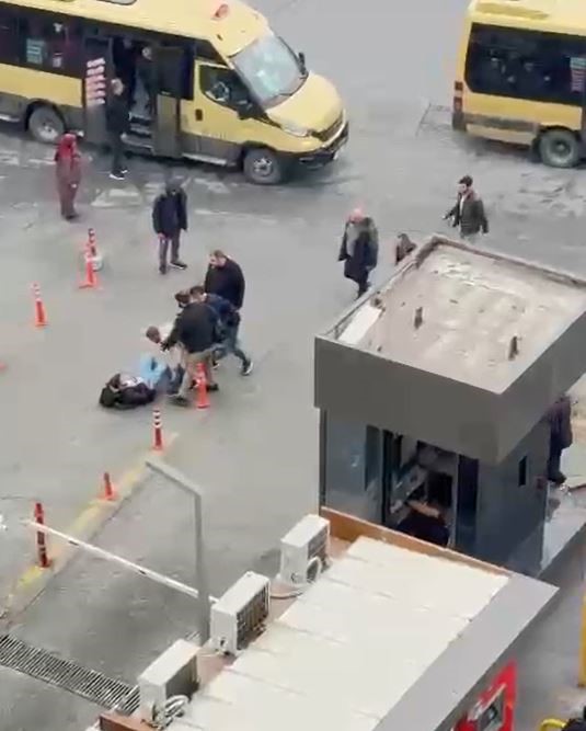 Küçükçekmece Atakent Mahallesinde Dolmuş Şoförü ile Yolcu Arasında Kavga!