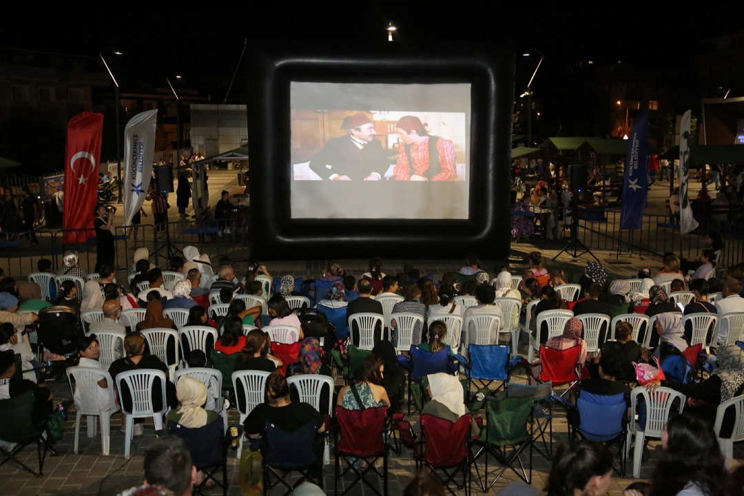 Küçükçekmece Belediyesi’nden Açık Hava Sinema Günleri: Yeşilçam Rüzgarı Esti