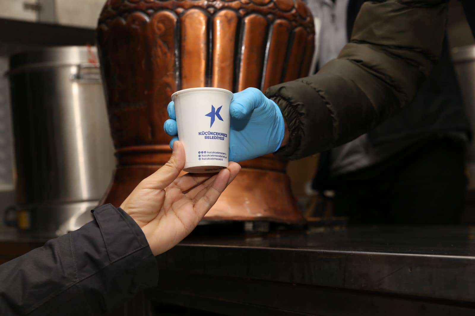 Küçükçekmece Belediyesi’nden Sıcak Çorba İkramı