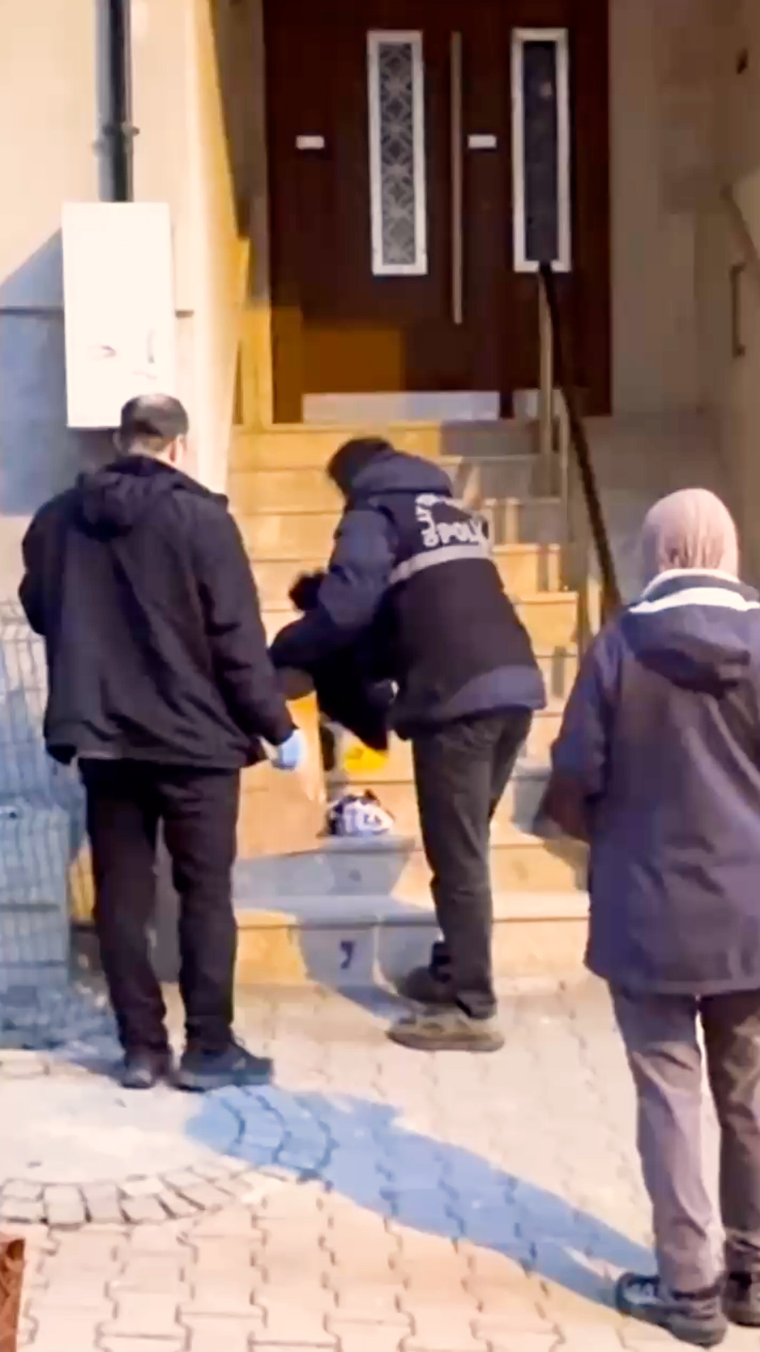 Küçükçekmece'de Akrabalar Arasında Silahlı Çatışma: 3 Gözaltı