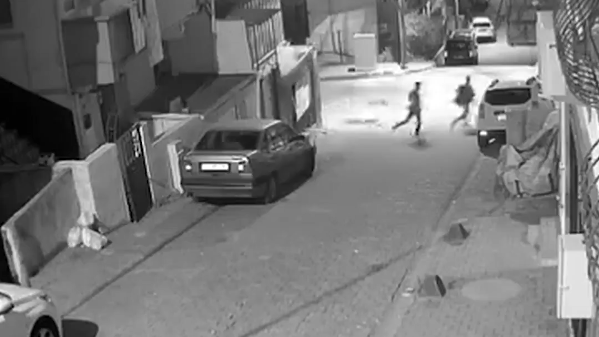 Küçükçekmece'de balkona torpil attılar: O anlar kamerada