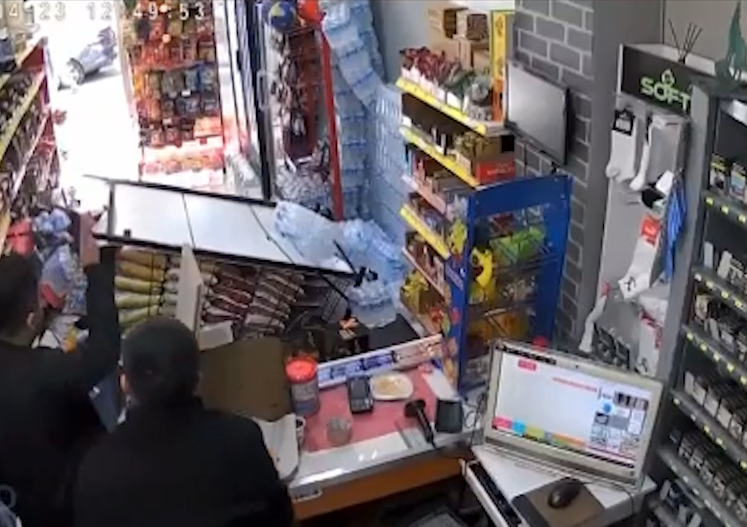 Küçükçekmece’de Deprem Anı Bakkalın Güvenlik Kamerasında!