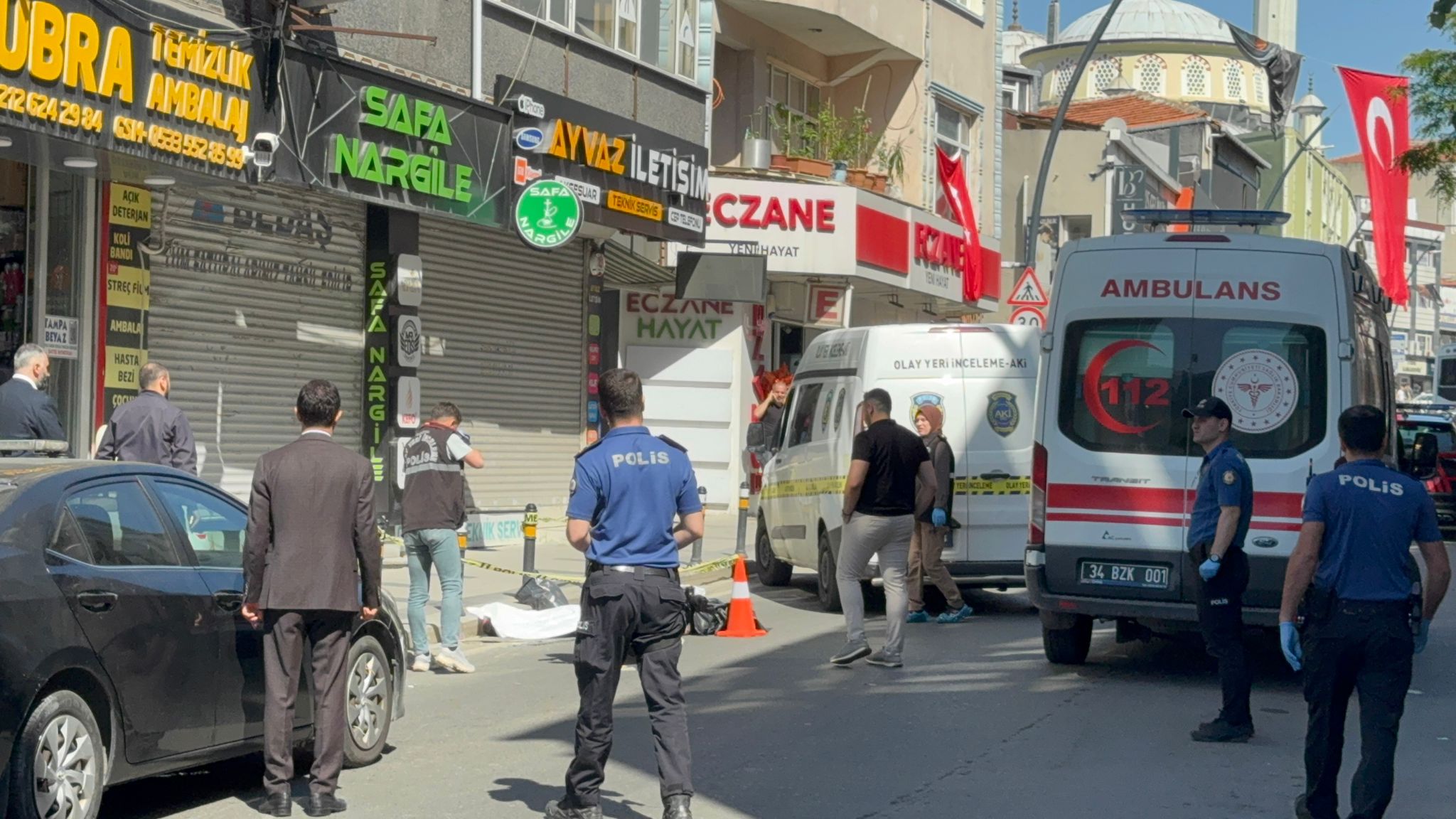 Küçükçekmece'de feci ölüm! Fenalaşarak yola düşen kişinin üzerinden servis aracı geçti