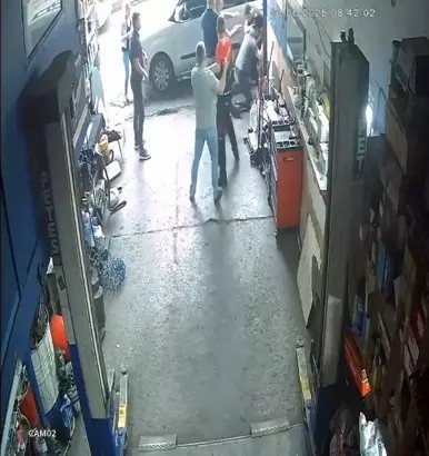 Küçükçekmece’de iş yerindeki kavga güvenlik kamerasına yansıdı
