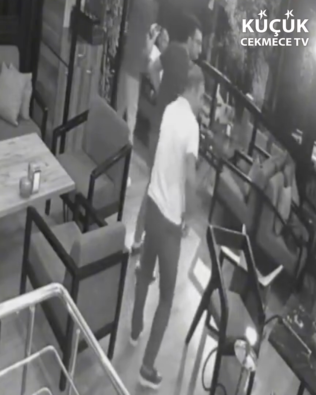 Küçükcekmece'de maskeli saldırganlar kafede kurşun yağdırdı