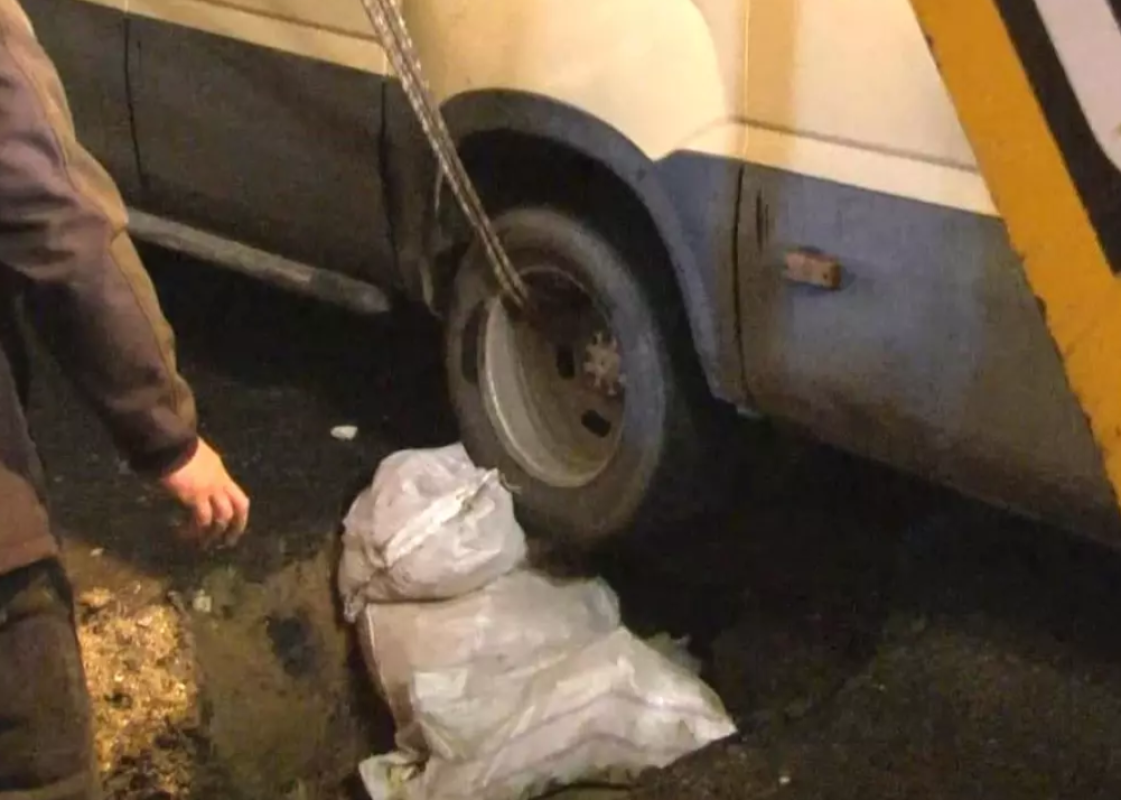 Küçükçekmece’de sağanak yağış yolu çökertti: minibüs çukura saplandı