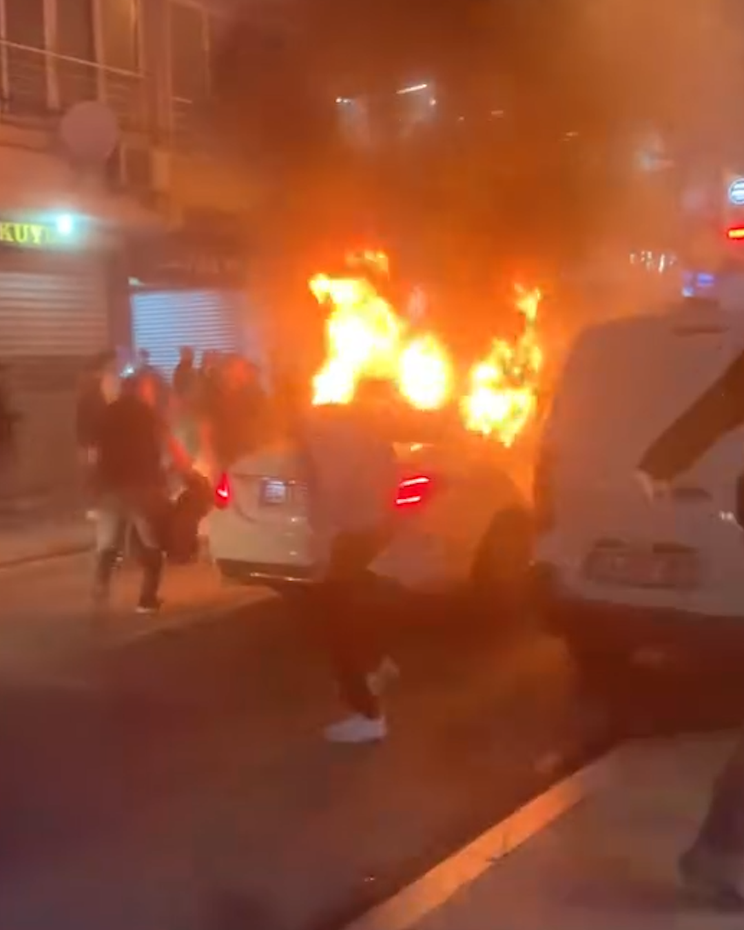 Küçükçekmece’de Şampiyonluk Coşkusunda Havai Fişek Yangını