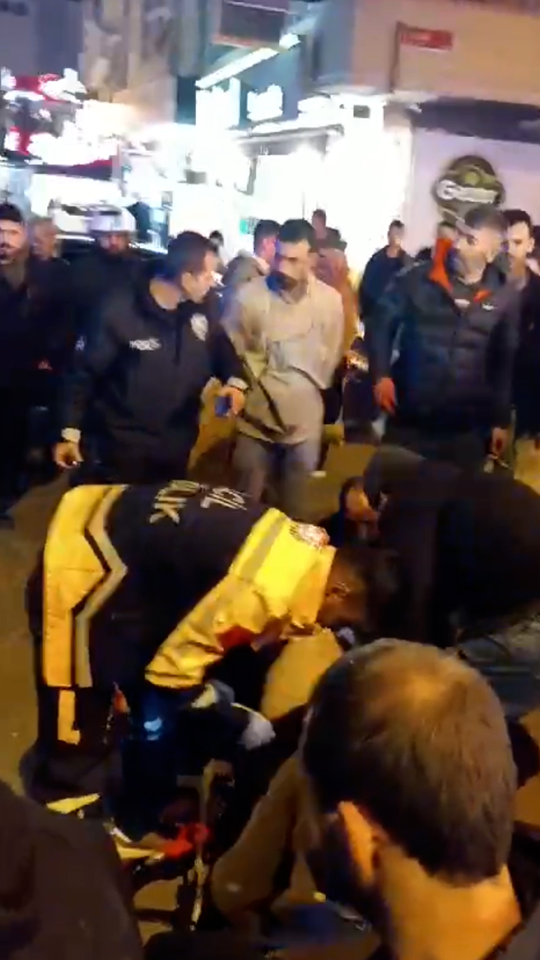 Küçükçekmece'de Silahlı ve Bıçaklı Kavga: 2 Kişi Ağır Yaralandı