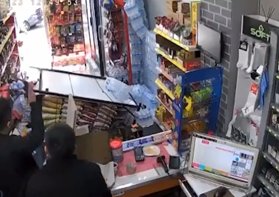 Küçükçekmece’de Tamirhanede Deprem Anı Kamerada!