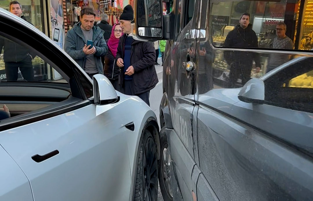 Küçükçekmece'de Tesla ile Minibüs Kazası: Hafif Hasarla Atlatıldı