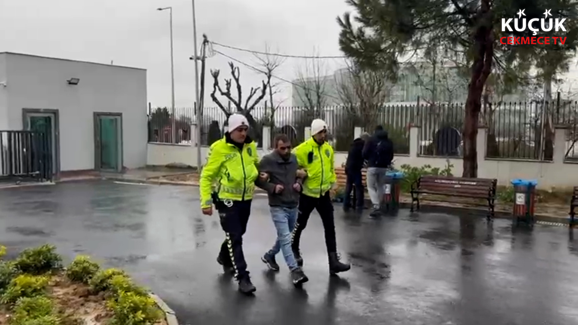 Küçükçekmece’de Yolcusunu Darp Eden Dolmuş Şoförü Gözaltına Alındı