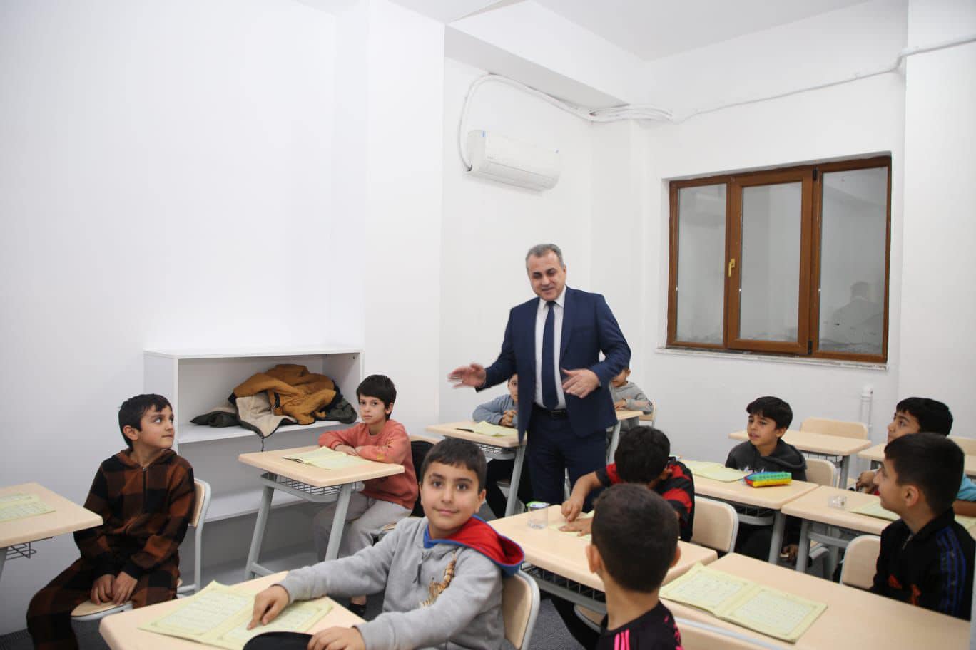 Küçükçekmece Kaymakamı Mustafa Anteplioğlu'ndan Ödev Evlerine Ziyaret