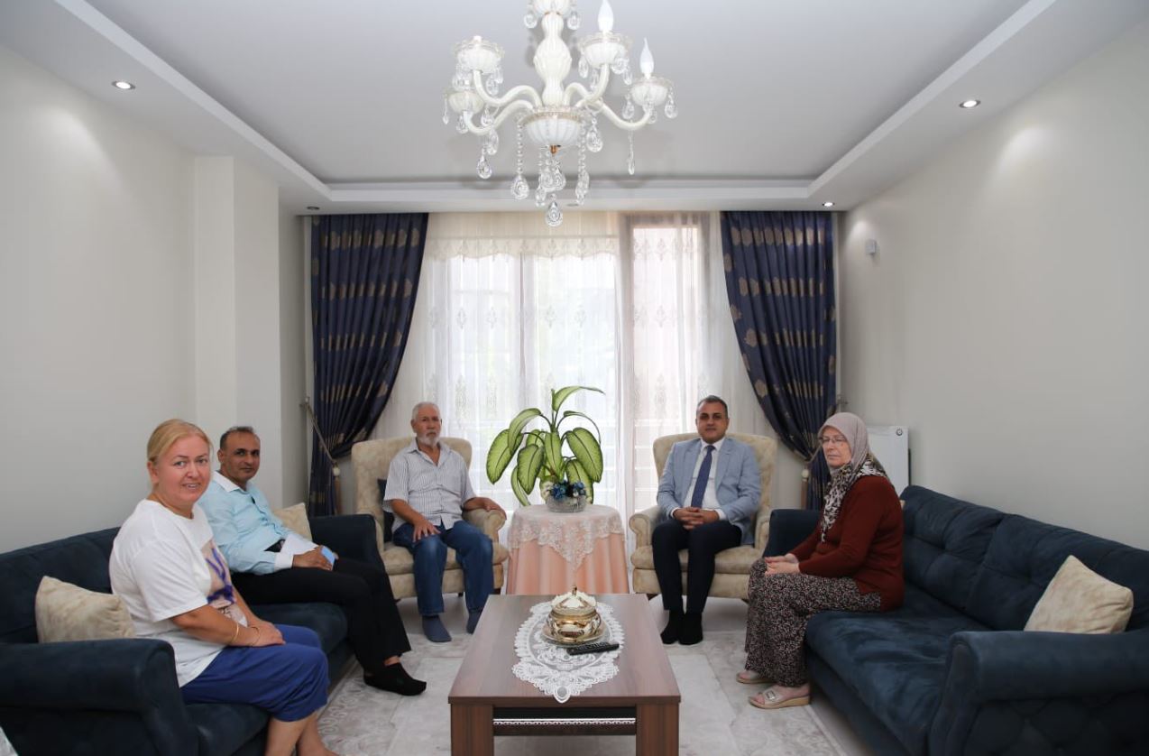 Küçükcekmece Kaymakamı Mustafa Anteplioğlu’ndan Şehit Hakan Gaziler’in ailesine ziyaret