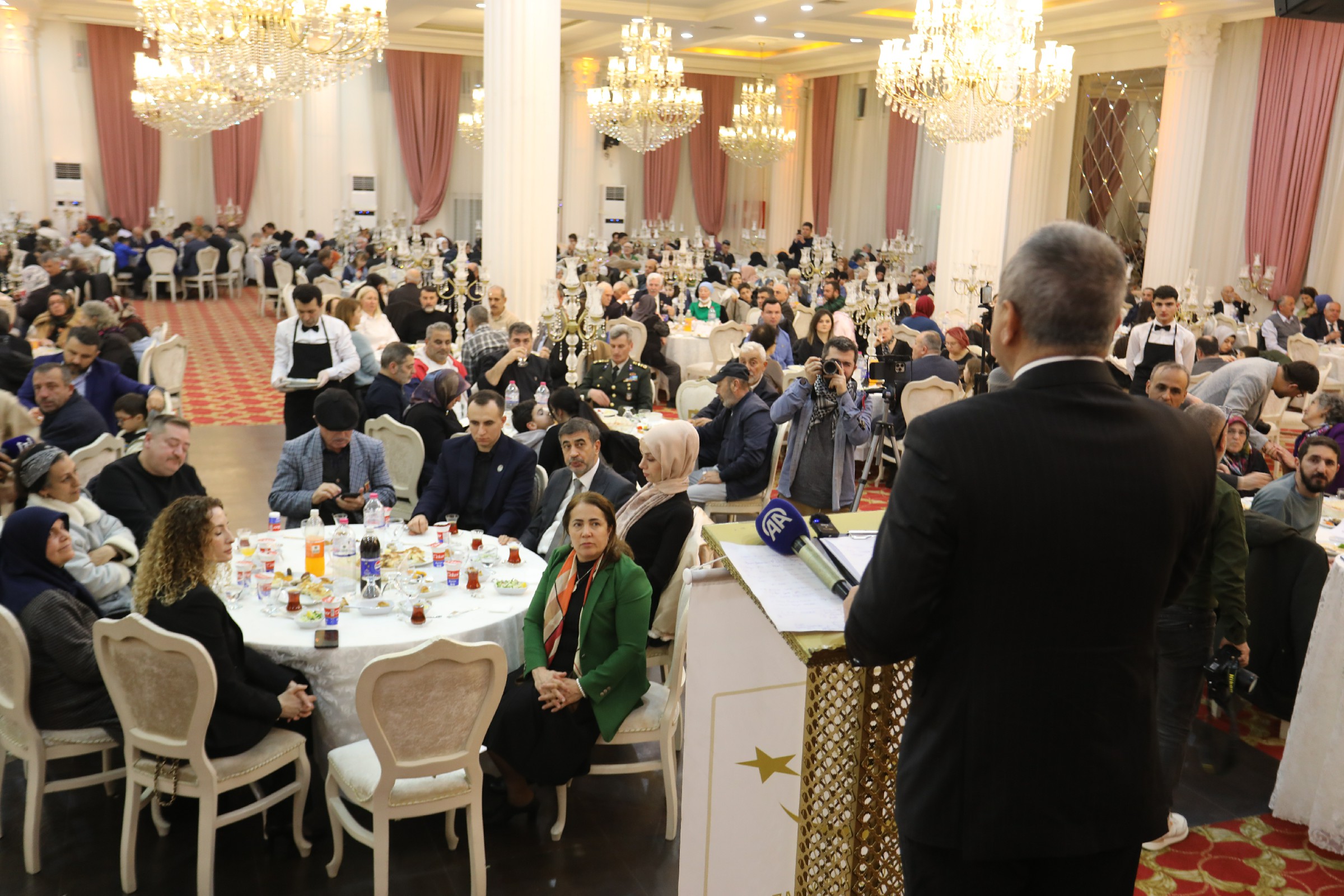 Küçükçekmece Kaymakamlığı, Şehit Yakınları ve Gaziler İçin İftar Programı Düzenledi