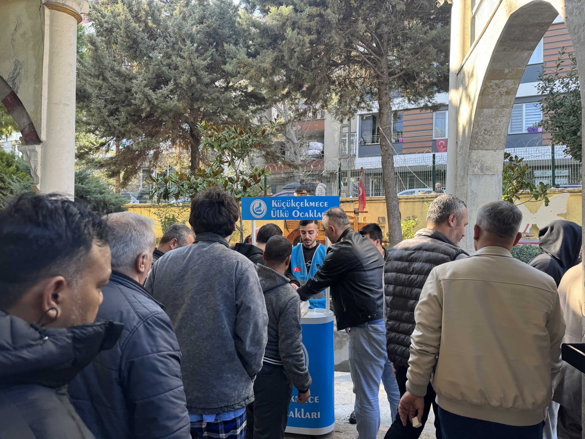 Küçükçekmece Ülkü Ocakları Halkalı İbadullah Camii’nde Lokum İkramında Bulundu