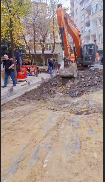 Kemalpaşa Mahallesi’nde çöken yol, Küçükçekmece Belediyesi ekipleri tarafından yeniden yapılıyor.